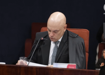 A sessão começa com a leitura do relatório do ministro Alexandre de Moraes.