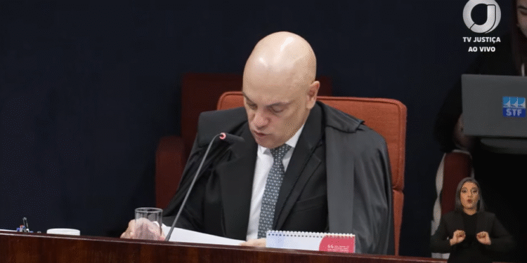 A sessão começa com a leitura do relatório do ministro Alexandre de Moraes.
