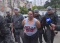 Alessandra Moja é acusada de defender os interesses do irmão, que é integrante do PCC. Foto: Reprodução/TV Globo