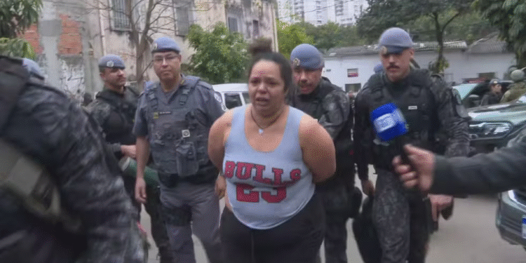 Alessandra Moja é acusada de defender os interesses do irmão, que é integrante do PCC. Foto: Reprodução/TV Globo