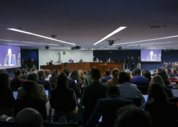 O ministro Alexandre de Moraes faz a leitura do seu voto nesta terça (9).