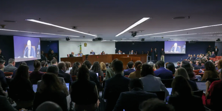 O ministro Alexandre de Moraes faz a leitura do seu voto nesta terça (9).