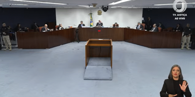 primeira turma do STF dá início a mais um dia de julgamento da 'Trama Golpista'.