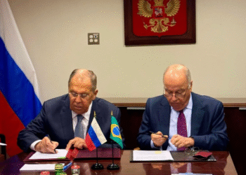 Os chanceleres da Rússia, Sergey Lavrov (à esq.), e do Brasil, Mauro Vieira.