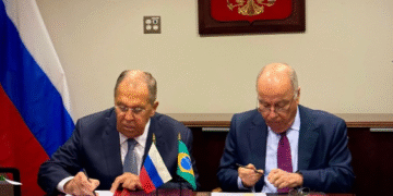 Os chanceleres da Rússia, Sergey Lavrov (à esq.), e do Brasil, Mauro Vieira.