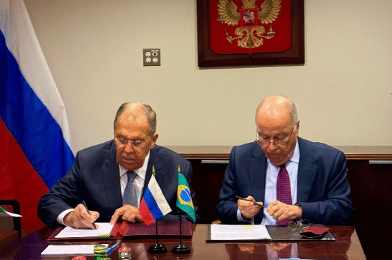 Os chanceleres da Rússia, Sergey Lavrov (à esq.), e do Brasil, Mauro Vieira.