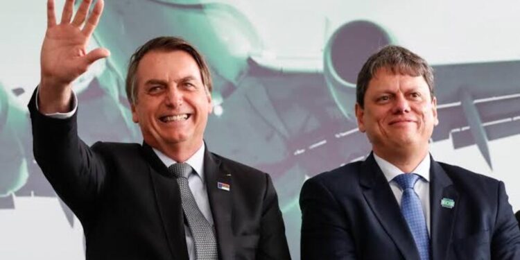 Jair Bolsonaro e Tarcísio de Freitas (esq. p/ dir.)