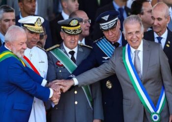 Lula se encontra com Múcio e generais