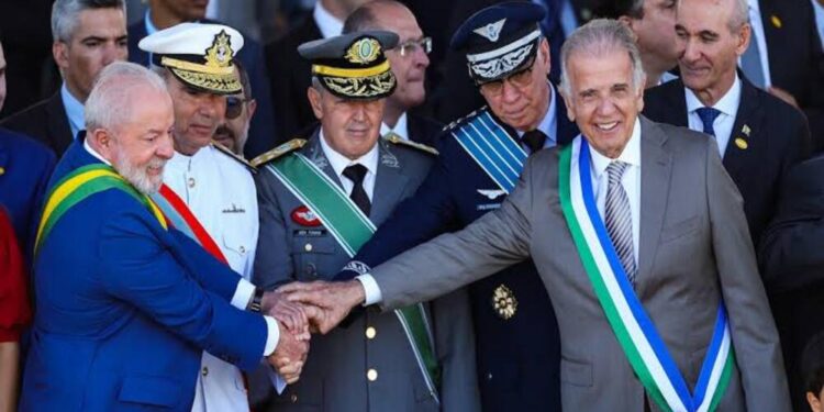 Lula se encontra com Múcio e generais