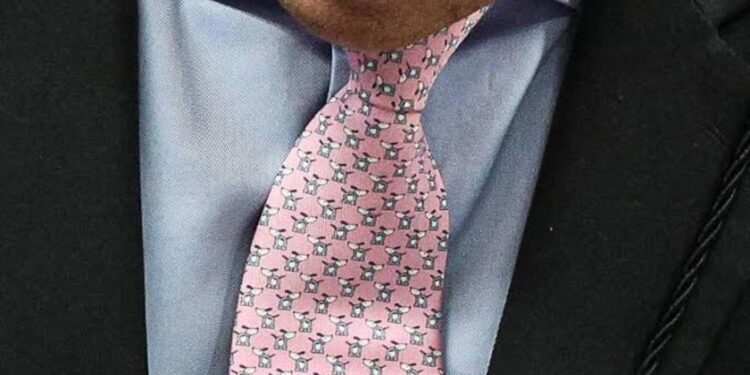 A gravata custa cerca de R$ 1.300