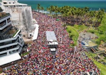 Manifestantes se concentram em frente ao Cristo da Barra, em Salvador (BA)