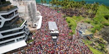 Manifestantes se concentram em frente ao Cristo da Barra, em Salvador (BA)