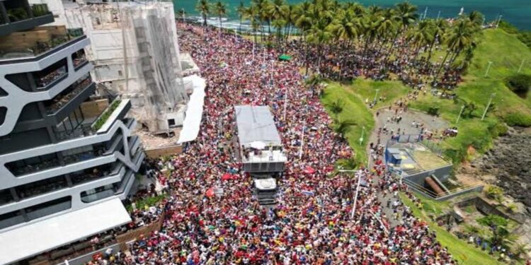Manifestantes se concentram em frente ao Cristo da Barra, em Salvador (BA)