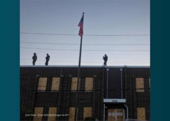um homem foi encontrado morto em um telhado próximo ao local.