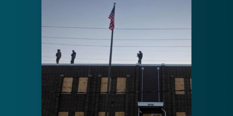 um homem foi encontrado morto em um telhado próximo ao local.