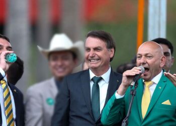 Flavio Bolsonaro, Jair Bolsonaro e Luciano Hang (esq. p/ dir.)
