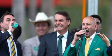 Flavio Bolsonaro, Jair Bolsonaro e Luciano Hang (esq. p/ dir.)