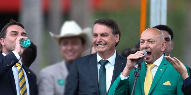 Flavio Bolsonaro, Jair Bolsonaro e Luciano Hang (esq. p/ dir.)