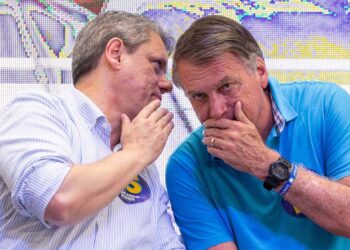 O governador Tarcísio de Freitas (Rep) e o ex-presidente Jair Bolsonaro (PL)