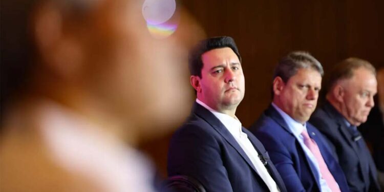 Ratinho Jr. e Tarcísio de Freitas em evento