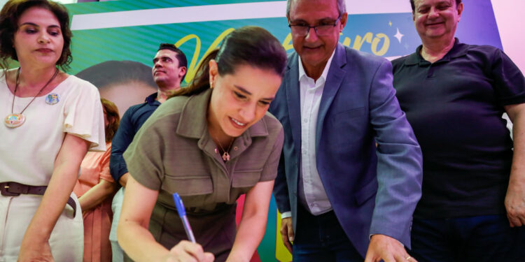 Raquel filiou o 70º prefeito ao PSD na inauguração da nova sede do partido, junto com Kassab.