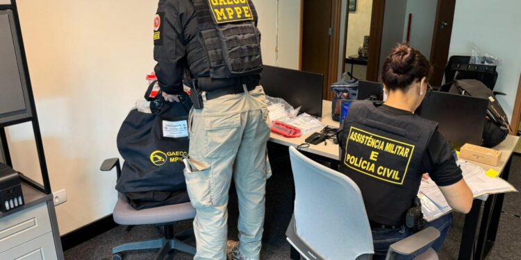 Foram cumpridos seis mandados de busca e apreensão em endereços residenciais e de pessoas jurídicas do Recife.
