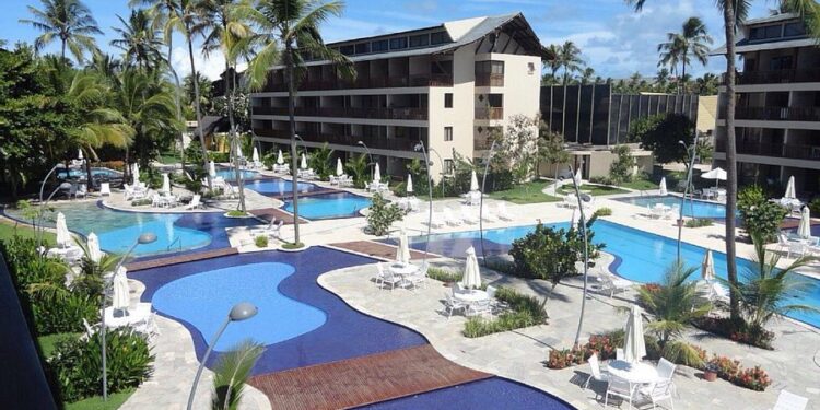 O Ministério Público Federal em Pernambuco investiga se muros do Nannai dificultam acesso à praia