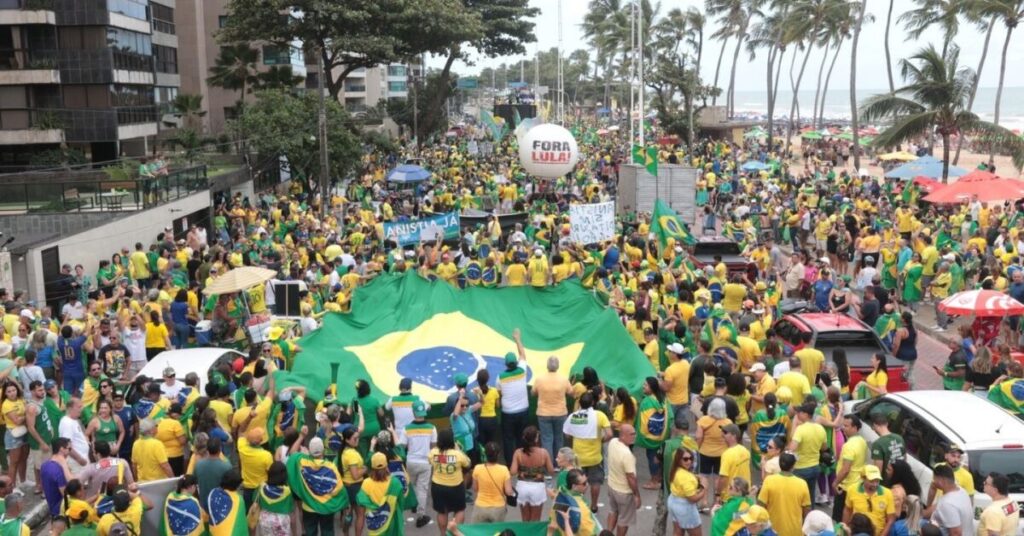 Apoiadores de Bolsonaro pedem anistia em protesto no Recife