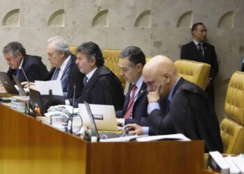 Ministros no plenário do STF
