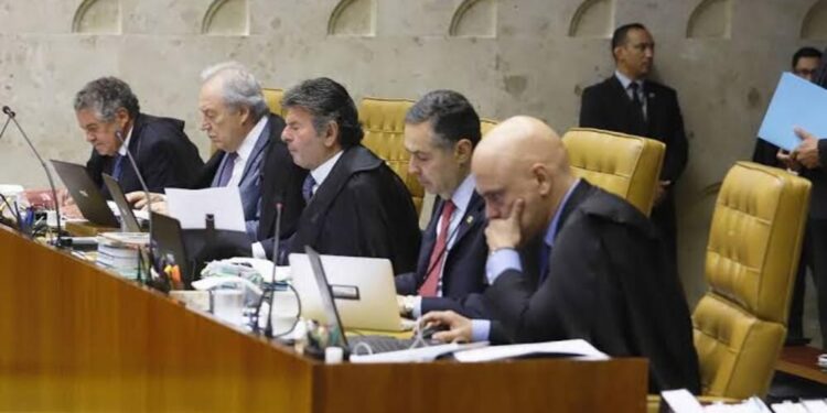 Ministros no plenário do STF