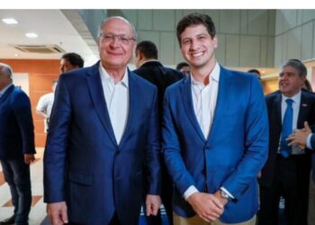 O vice-presidente Geraldo Alckmin e o presidente nacional do PSB e prefeito de Recife, João Campos