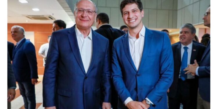 O vice-presidente Geraldo Alckmin e o presidente nacional do PSB e prefeito de Recife, João Campos