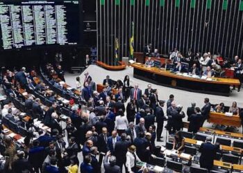 Proposta original previa voto secreto para pedido de prisão e abertura de processo criminal contra congressistas.