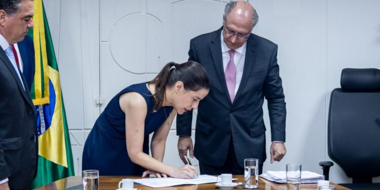 A governadora Raquel Lyra e o vice-presidente e ministro do Desenvolvimento, Indústria, Comércio e Serviços, Geraldo Alckmin.
