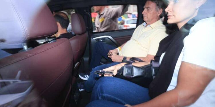 Jair Bolsonaro deixa hospital e seguirá tratamento em casa