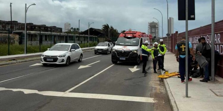 Motociclista sofre acidente por conta de trilhos no Cais José Estelita