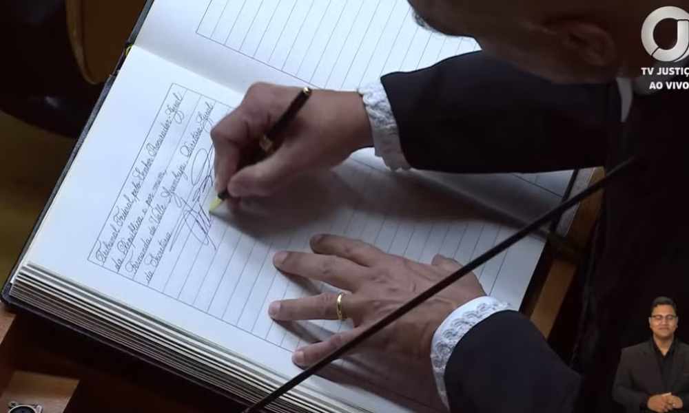 ‘Ao Direito, o que é do Direito. À Política, o que é da Política’, diz Fachin durante posse