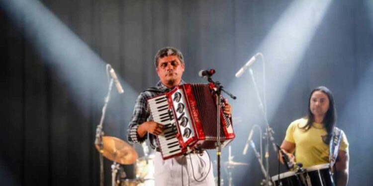 Músico Muniz denuncia atrasos de pagamento do cachê