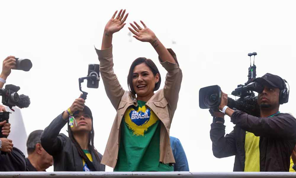 Michelle Bolsonaro considera candidatura em 2026, mas mantém cargo em aberto