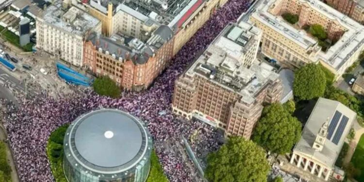 Manifestação em Londres reúne milhares em defesa da liberdade