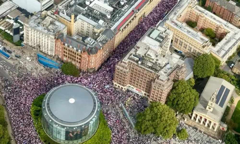 Milhares de pessoas vão às ruas em Londres homenagear Charlie Kirk