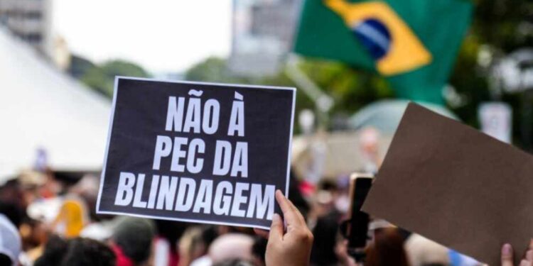 PEC da Blindagem: Entre conflitos e estratégias de autoproteção
