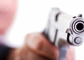 Ex-desembargador embriagado enfrenta PM após ameaça a motoboy