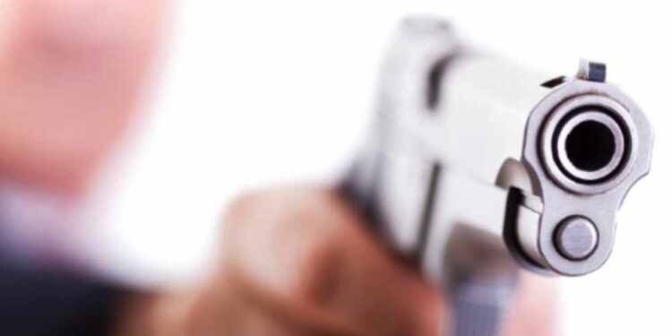 Ex-desembargador embriagado enfrenta PM após ameaça a motoboy