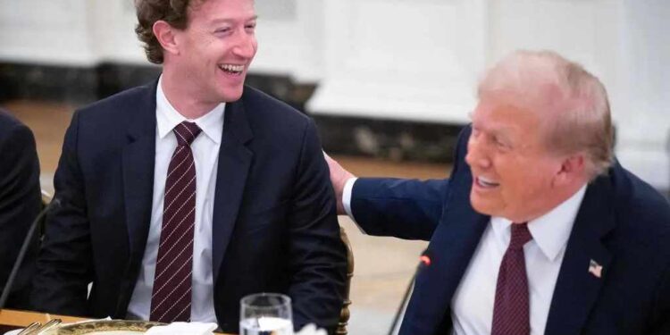Mark Zuckerberg é flagrado em momento constrangedor durante jantar com Donald Trump