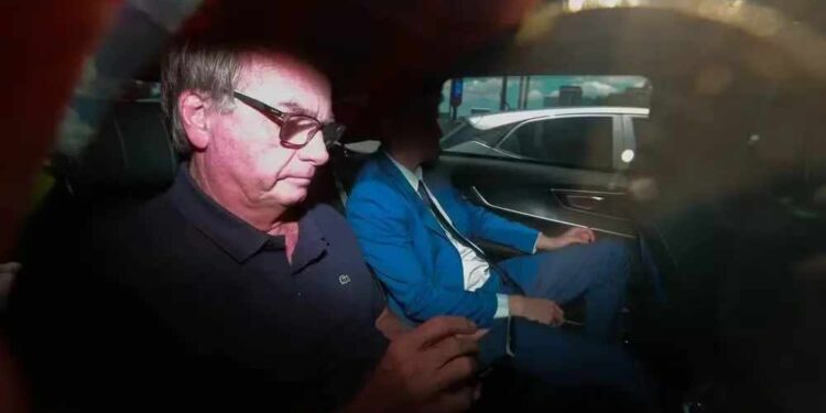 Jair Bolsonaro enfrenta crise de saúde com soluços e vômitos em Brasília