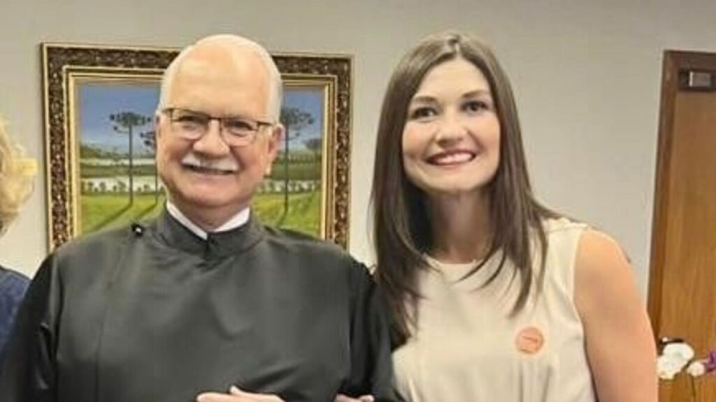 Filha de ministro do STF é alvo de cusparada e ofensas em universidade