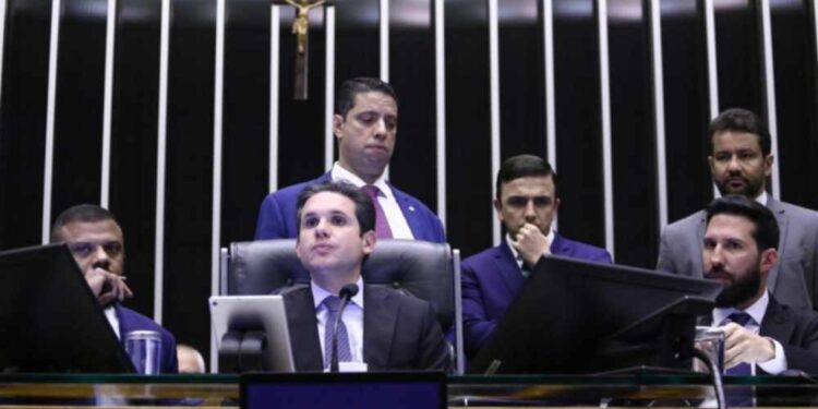 'PEC da Blindagem' enxuta avança em troca de derrota da anistia a Bolsonaro