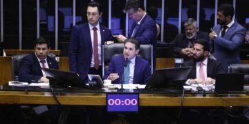 O presidente da Casa, Hugo Motta (Republicanos-PB) retoma junto com o Centrão a votação da PEC da Blindagem