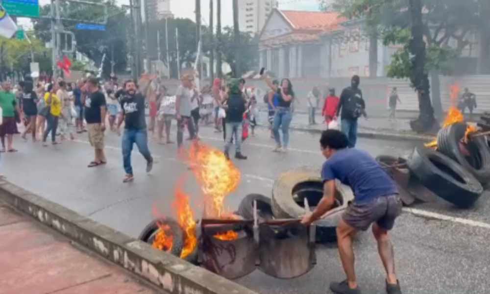 Protesto por moradia bloqueia Avenida Agamenon Magalhães no Recife